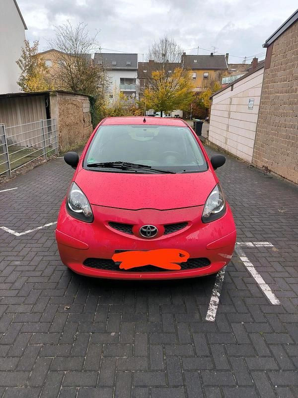 Rot Gebraucht 2008 Toyota Aygo Kleinwagen | 1.390 € (Fairer Preis) - Bild 1/4