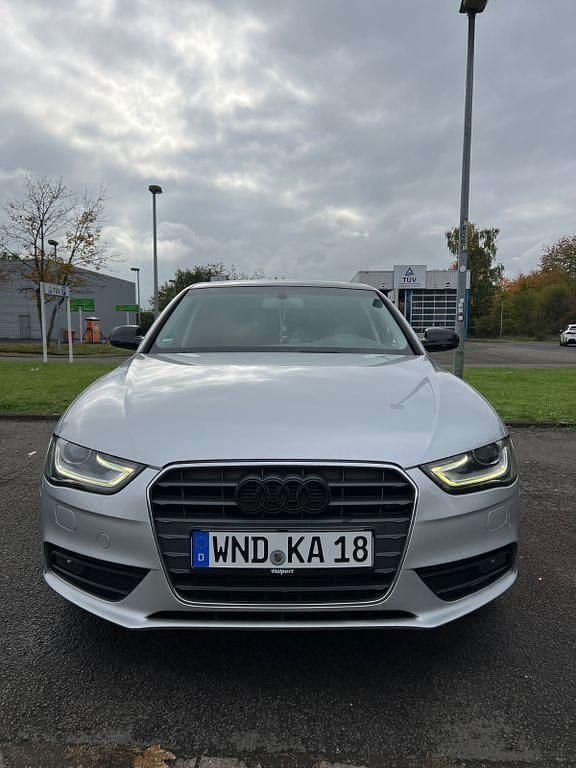 Silber Gebraucht 2012 Audi A4 Ambition Limousine | 9.000 € (Fairer Preis) - Bild 1/4
