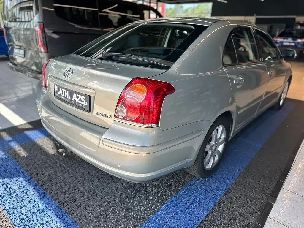 Gebraucht Toyota Avensis 129 PS (94 kW) 2007 Silber Kleinwagen