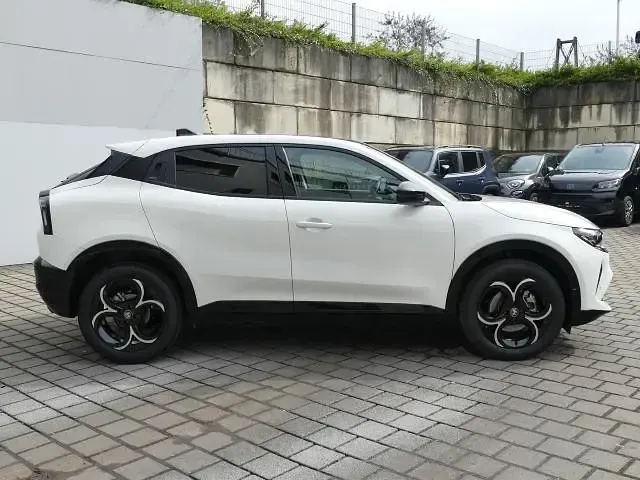 Nouă Alfa Romeo Junior Ti 145 CP (106 kW) 2026 Alb SUV