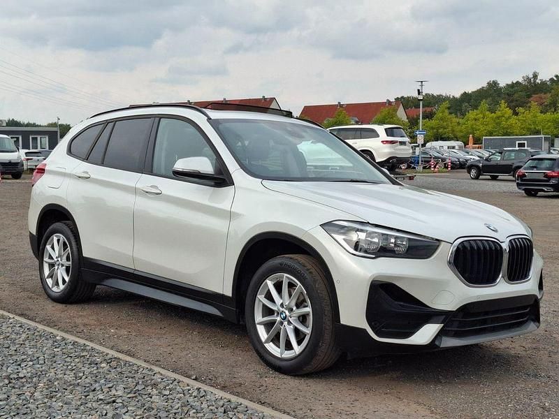 Weiß Gebraucht 2022 BMW X1 Sport Line SUV | 15.699 € (Guter Preis) - Bild 1/4