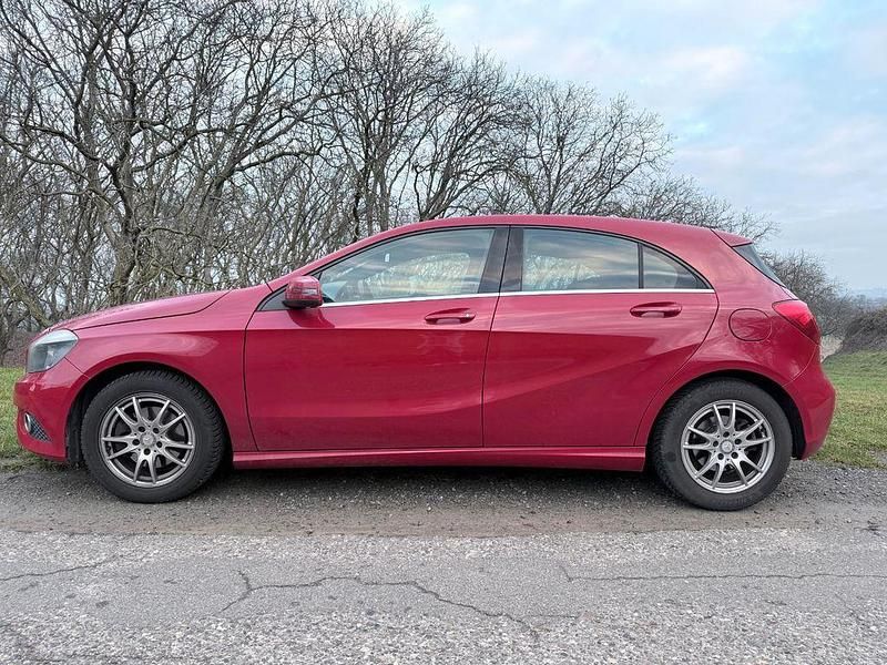 Rot Gebraucht 2013 Mercedes A180 Limousine | 8.100 € (Guter Preis) - Bild 1/4