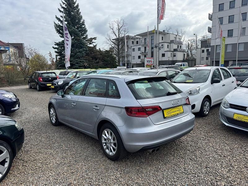 Gebraucht Audi A3 Attraction 125 PS (91 kW) 2014 Florettsilber metallic Kleinwagen