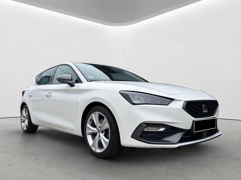 Używany Seat Leon FR 131 KM (96 kW) 2023 Biały Sedan/Limuzyna