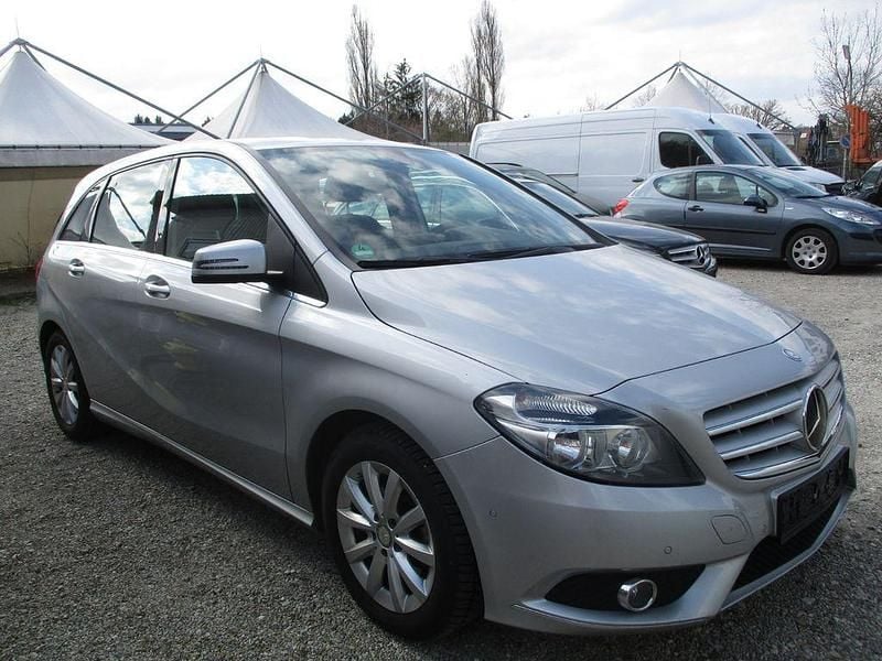 Gebraucht Mercedes B180 122 PS (89 kW) 2014 Silber Van / Kleinbus