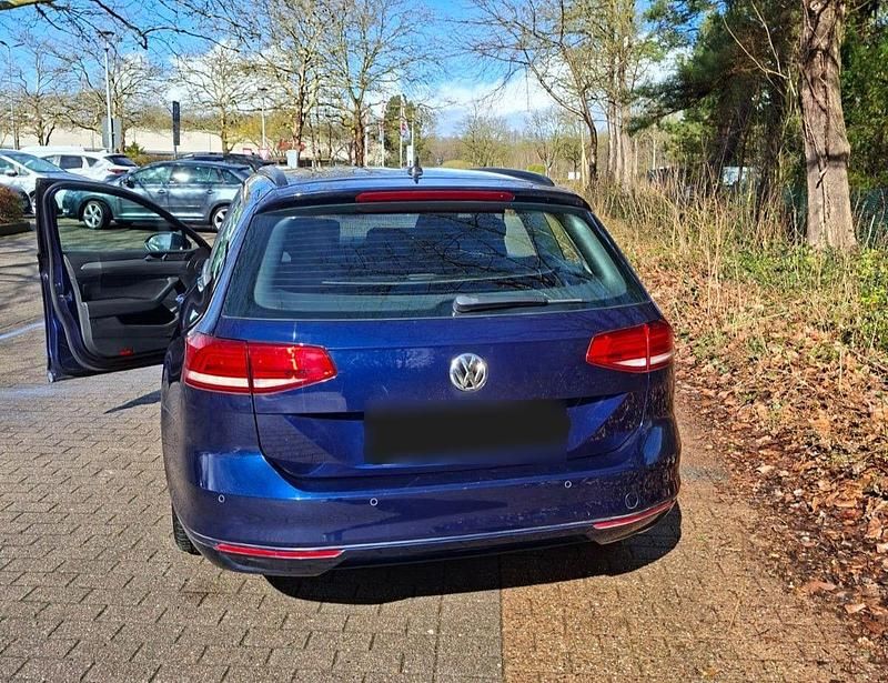Gebraucht VW Passat Trendline 120 PS (88 kW) 2018 Blau Kombi