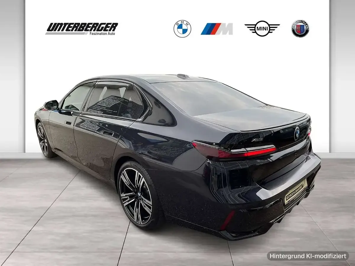 Gebraucht BMW 740 M Sport 303 PS (222 kW) 2025 M carbonschwarz Limousine