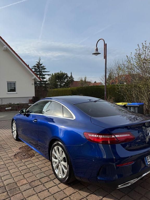 Gebraucht Mercedes E200 197 PS (144 kW) 2020 Blau Coupé