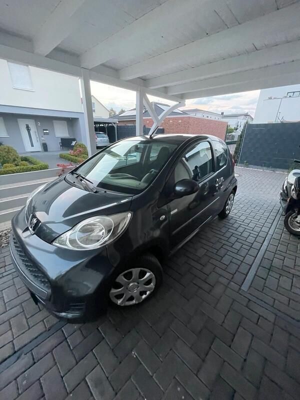Grau Gebraucht 2010 Peugeot 107 Kleinwagen | 1.750 € (Fairer Preis) - Bild 1/2