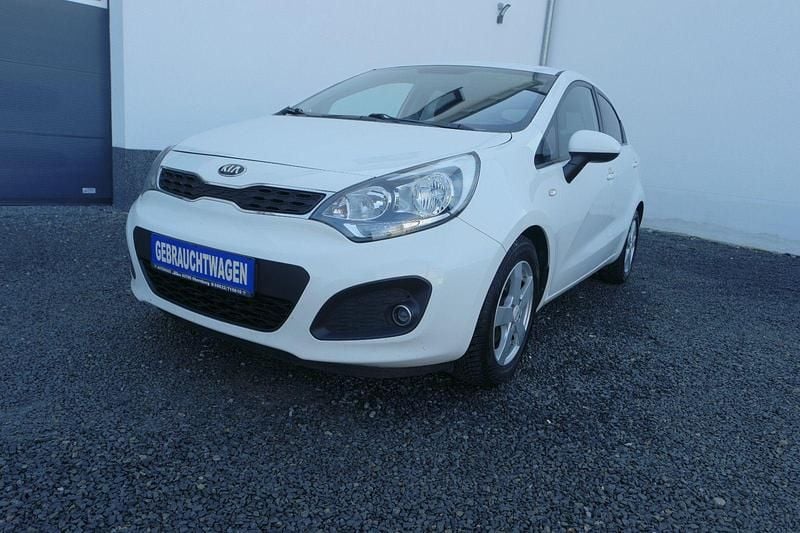 Gebraucht Kia Rio FIFA World Cup Edition 109 PS (80 kW) 2015 Weiß Kleinwagen