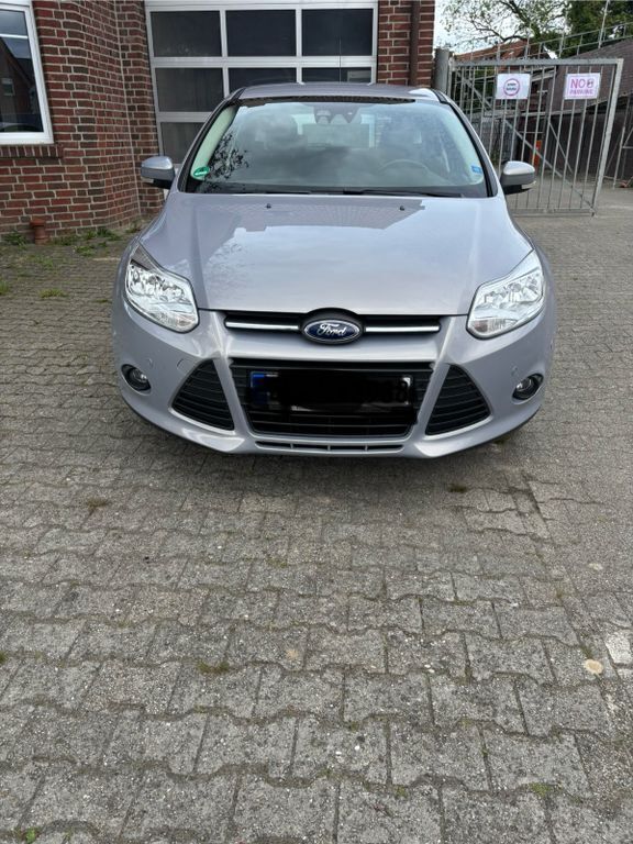 Grau Gebraucht 2013 Ford Focus SYNC Edition Limousine | 5.400 € (Fairer Preis) - Bild 1/4