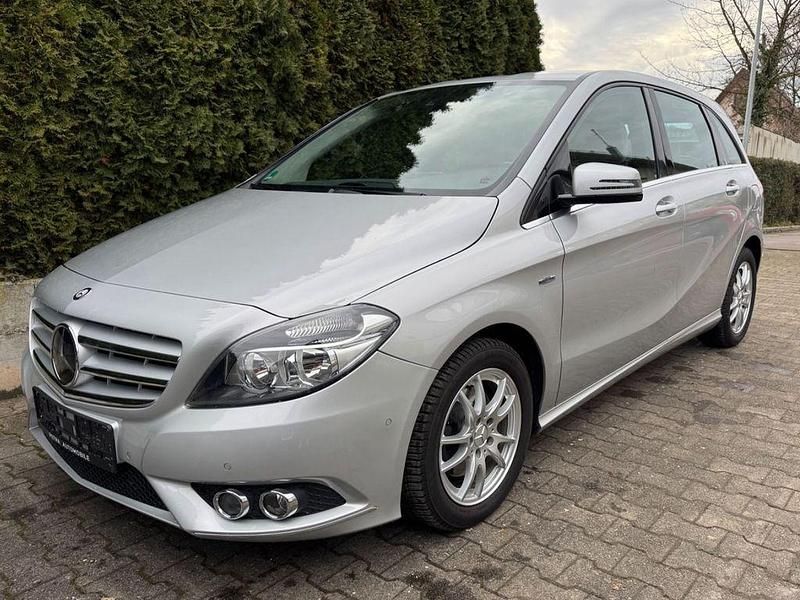 Silber Gebraucht 2012 Mercedes B200 Van / Kleinbus | 13.480 € (Fairer Preis) - Bild 1/4