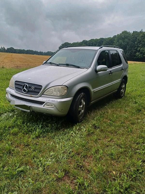 Silber Gebraucht 2003 Mercedes ML270 SUV | 3.599 € - Bild 1/4
