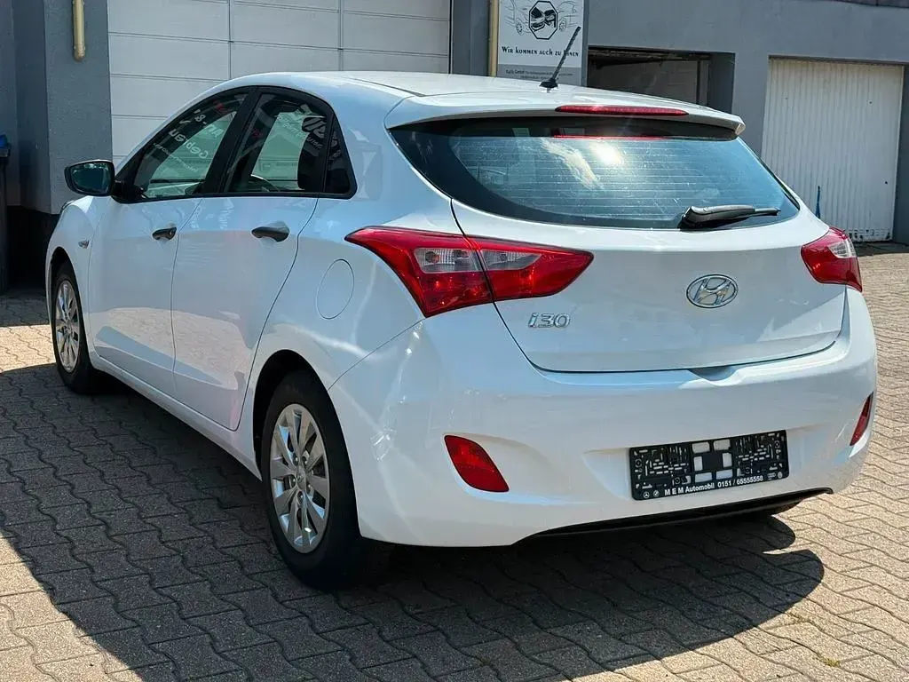 Gebraucht Hyundai i30 101 PS (74 kW) 2016 Weiß Limousine