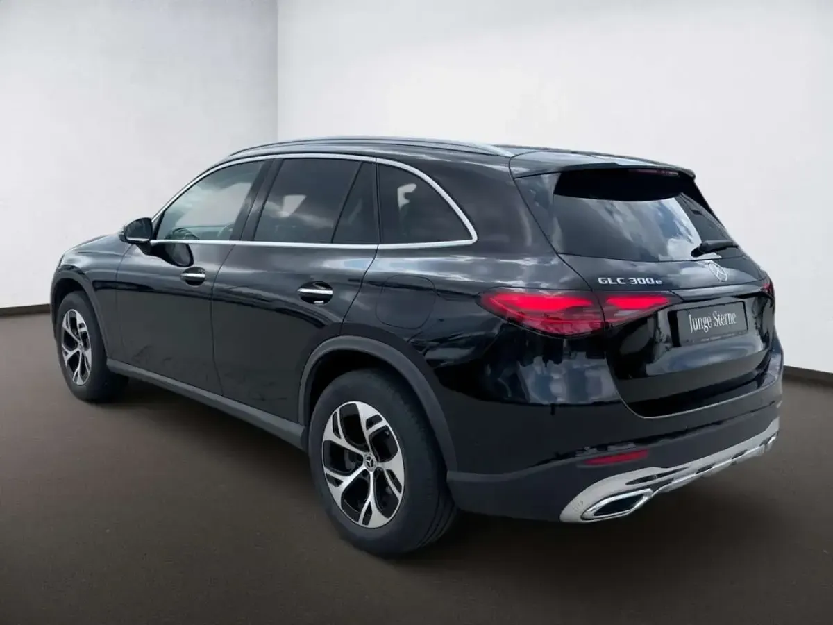 Gebraucht Mercedes GLC300 Premium 204 PS (150 kW) 2025 Metalliclack obsidianschwarz SUV