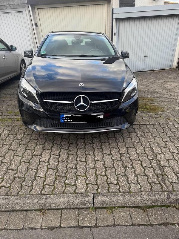 Schwarz Gebraucht 2017 Mercedes A180 Kleinwagen | 14.500 € (Fairer Preis) - Bild 1/4