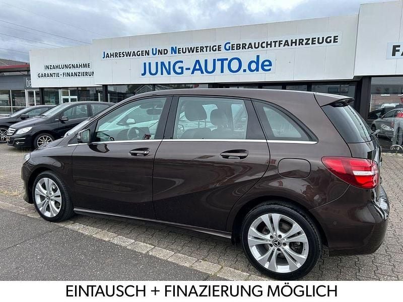 Braun Gebraucht 2018 Mercedes B220 Style Van / Kleinbus | 16.890 € (Fairer Preis) - Bild 1/4