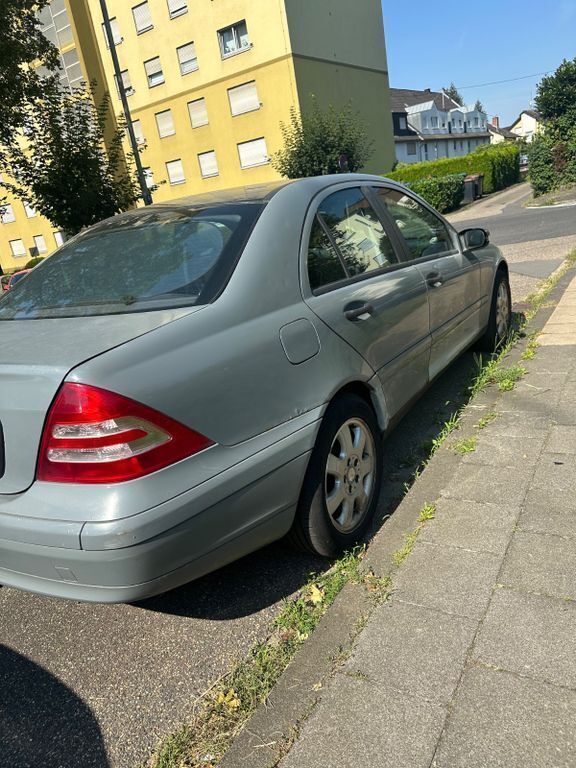 Silber Gebraucht 2002 Mercedes C180 Elegance Limousine | 1.000 € (Superpreis) - Bild 1/4