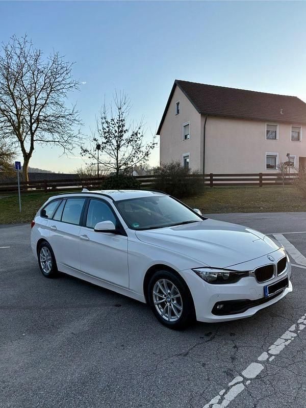 Weiß Gebraucht 2016 BMW 318 Advantage Kombi | 7.290 € (Guter Preis) - Bild 1/4