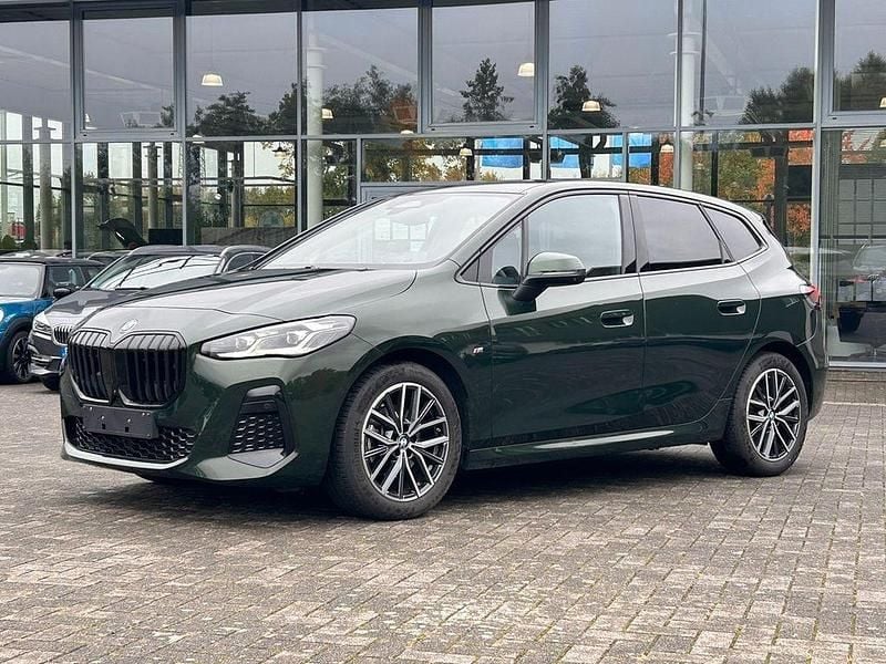 Grün Gebraucht 2024 BMW 218 Active Tourer M Sport Van / Kleinbus | 29.790 € (Superpreis) - Bild 1/4