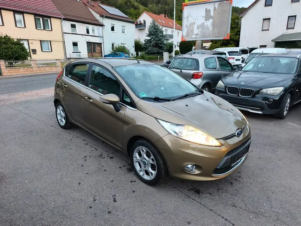 Gebraucht Ford Fiesta Titanium 82 PS (60 kW) 2013 Braun Limousine