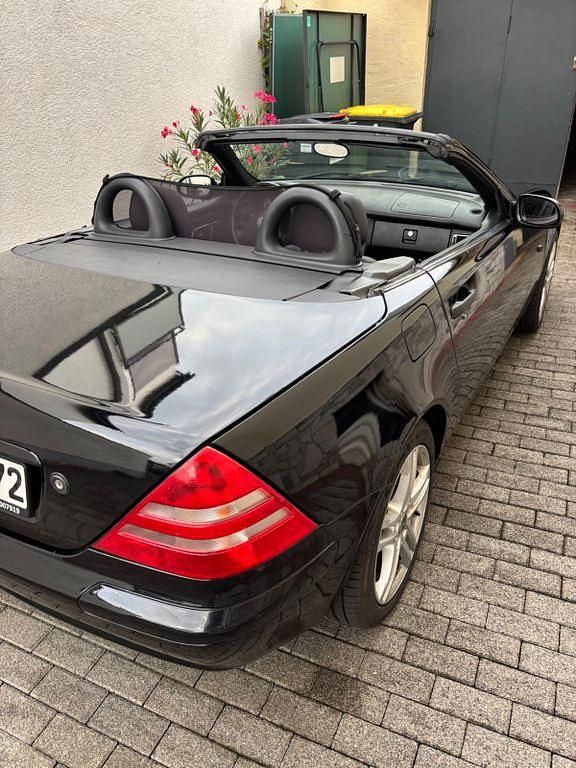 Schwarz Gebraucht 2001 Mercedes SLK230 Cabrio | 4.000 € (Etwas zu teuer) - Bild 1/4