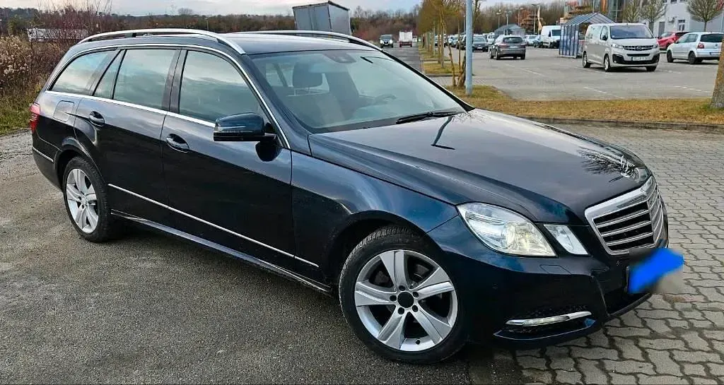Gebraucht Mercedes E220 170 PS (125 kW) 2012 Blau Kombi