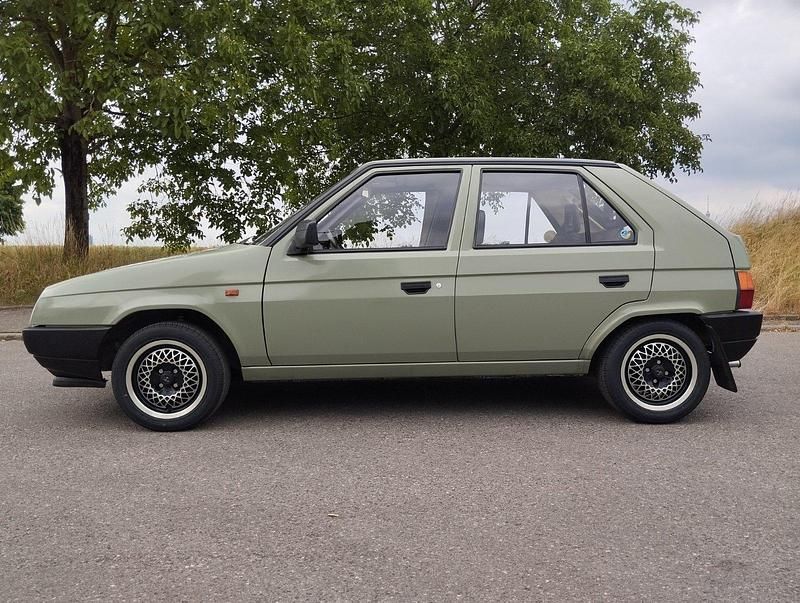 Grün Gebraucht 1990 Skoda Favorit Kleinwagen | 6.200 € - Bild 1/4