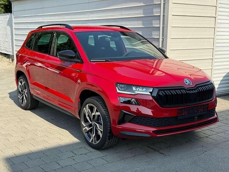 Velvet red Neu 2025 Skoda Karoq SportLine SUV | 39.190 € (Guter Preis) - Bild 1/4