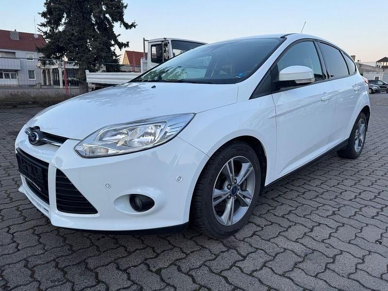 Weiß Gebraucht 2013 Ford Focus Trend Limousine | 3.990 € (Guter Preis) - Bild 1/4