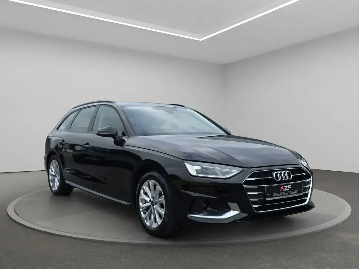 Gebraucht Audi A4 Advanced 204 PS (150 kW) 2023 Mythosschwarz metallic Kombi
