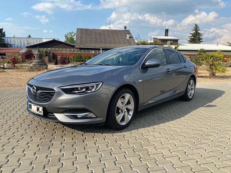 Grau Gebraucht 2017 Opel Insignia Limousine | 14.490 € (Fairer Preis) - Bild 1/4