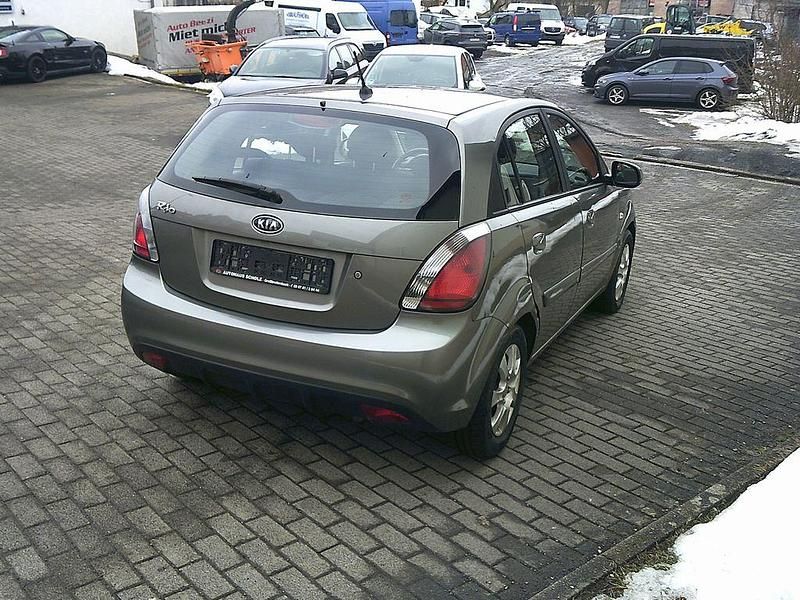 Gebraucht Kia Rio Vision 97 PS (71 kW) 2011 Silber Limousine