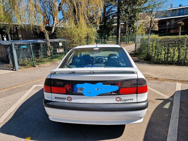 Używany Renault Laguna 84 KM (61 kW) 1997 Biały Sedan/Limuzyna