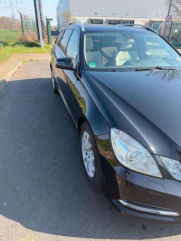 Gebraucht Mercedes E200 184 PS (135 kW) 2012 Schwarz Kombi