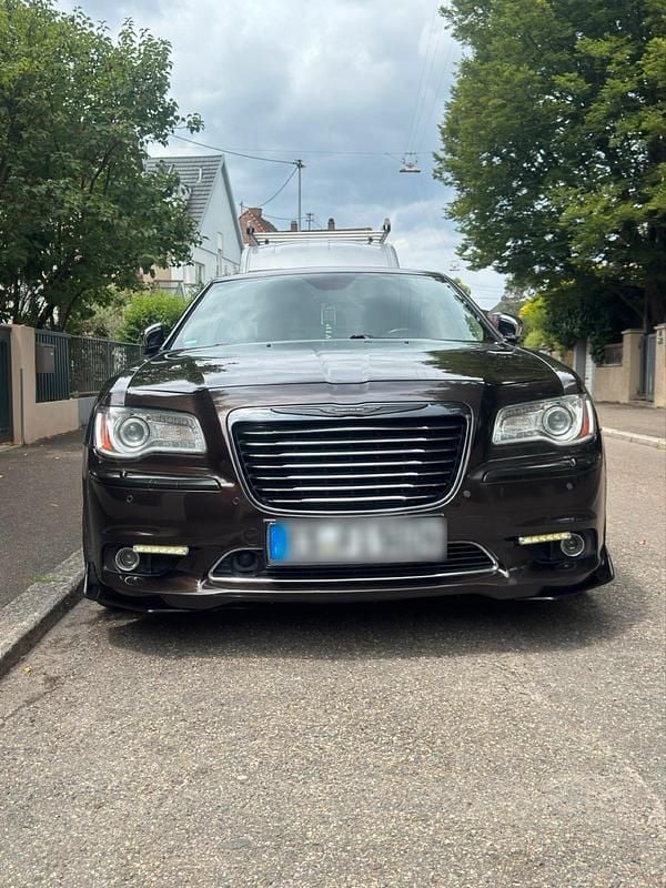 Braun Gebraucht 2012 Chrysler 300C Limousine | 10.199 € - Bild 1/4