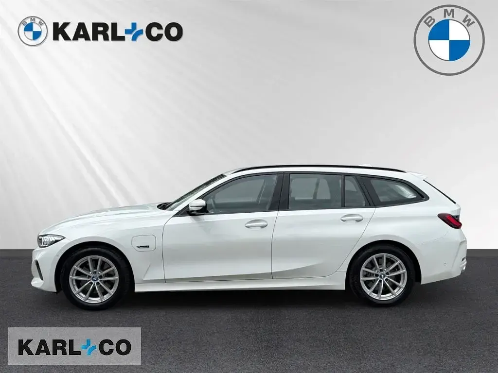Gebraucht BMW 320e Shadowline 204 PS (150 kW) 2023 Weiss Kombi
