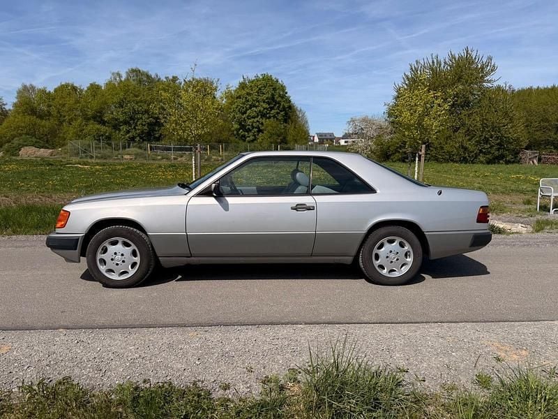 Gebraucht Mercedes 230 136 PS (100 kW) 1988 Silber Coupé