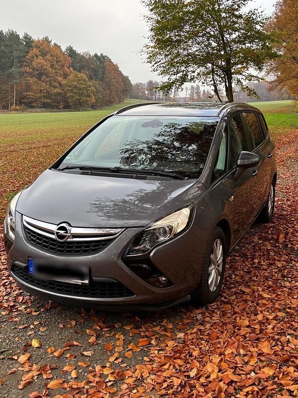 Grau Gebraucht 2016 Opel Zafira Tourer Van / Kleinbus | 12.250 € - Bild 1/4