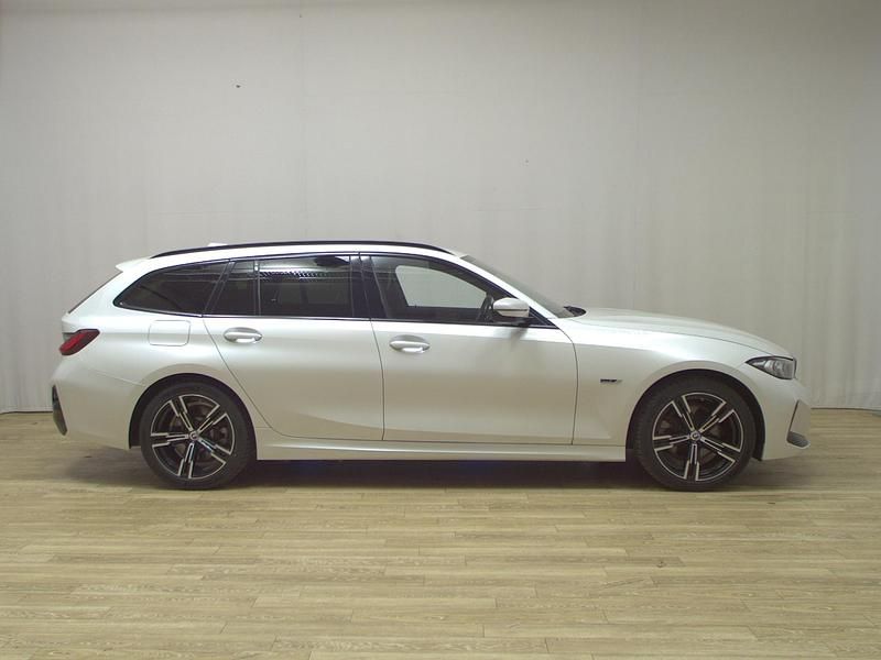 Gebraucht BMW 330e M Sport 184 PS (135 kW) 2022 Mineralweiss metallic Kombi