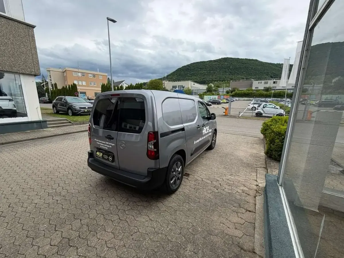 Neu Opel Combo-e Life 100 kW (136 PS) 2026 Kontrast grau Van / Kleinbus