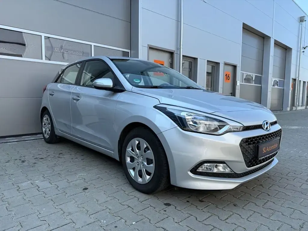 Gebraucht Hyundai i20 84 PS (61 kW) 2016 Silber Kleinwagen