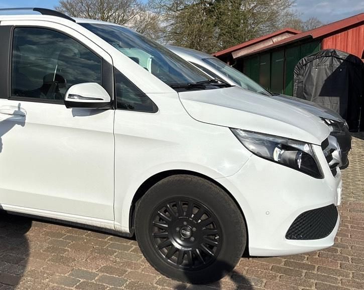 Weiß Gebraucht 2022 Mercedes V220 Van / Kleinbus | 42.000 € (Superpreis) - Bild 1/4