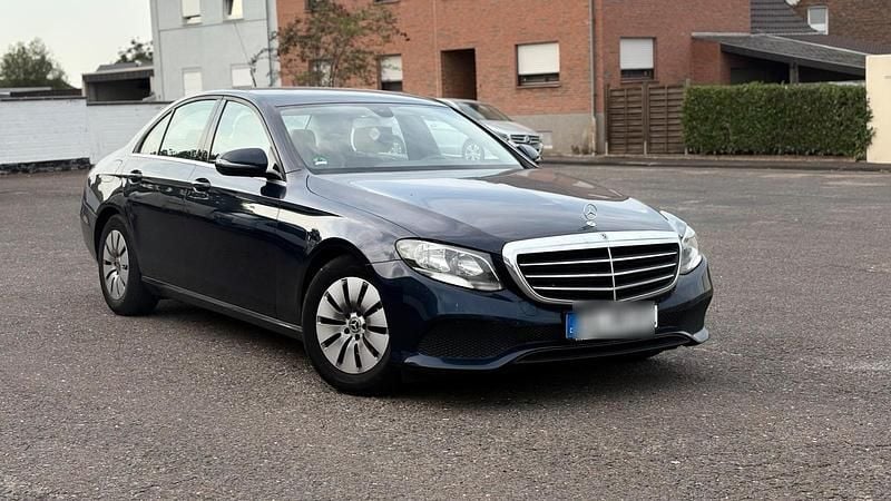 Blau Gebraucht 2018 Mercedes E200 Limousine | 12.800 € (Guter Preis) - Bild 1/4
