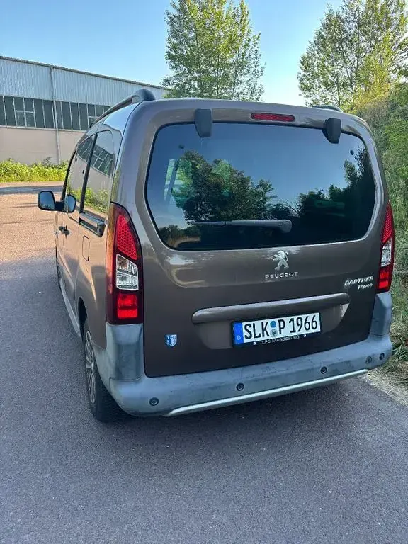 Gebraucht Peugeot Partner Tepee Active 116 PS (85 kW) 2013 Braun Van / Kleinbus