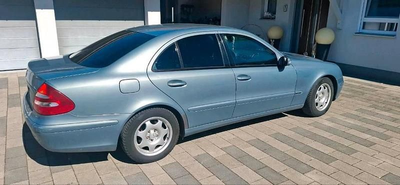 Gebraucht Mercedes E200 122 PS (89 kW) 2005 Grau Limousine