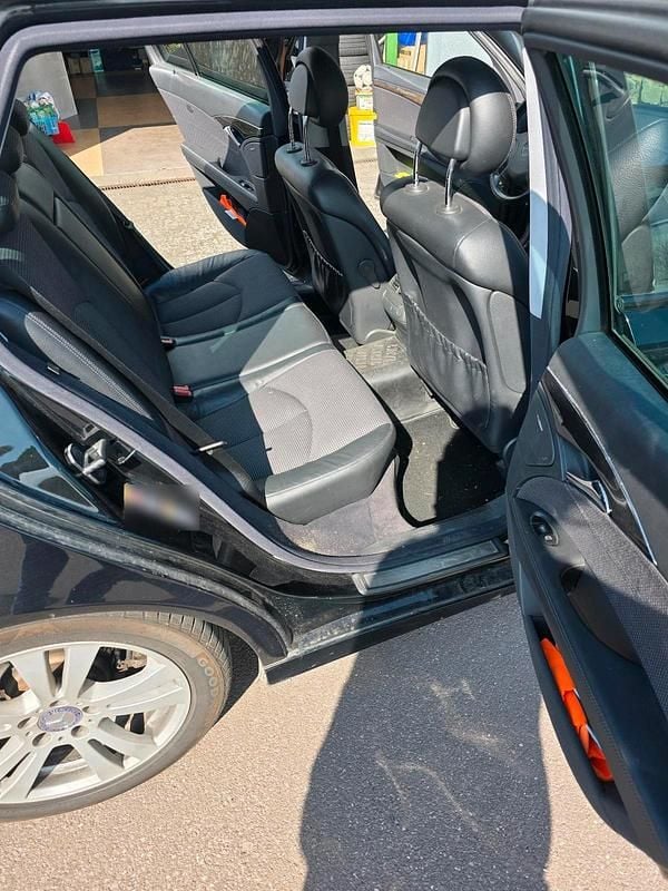 Usado Mercedes E320 204 HP (150 kW) 2004 Preto Carrinha