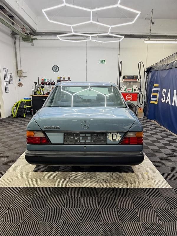Second-hand Mercedes E230 132 CP (97 kW) 1989 Albastru Berlinǎ