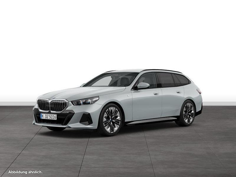 Grau Gebraucht 2024 BMW 540 Kombi | 71.397 € (Teuer) - Bild 1/3