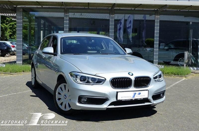 Glaciersilber metallic Gebraucht 2018 BMW 120 Advantage Kleinwagen | 17.390 € (Fairer Preis) - Bild 1/4